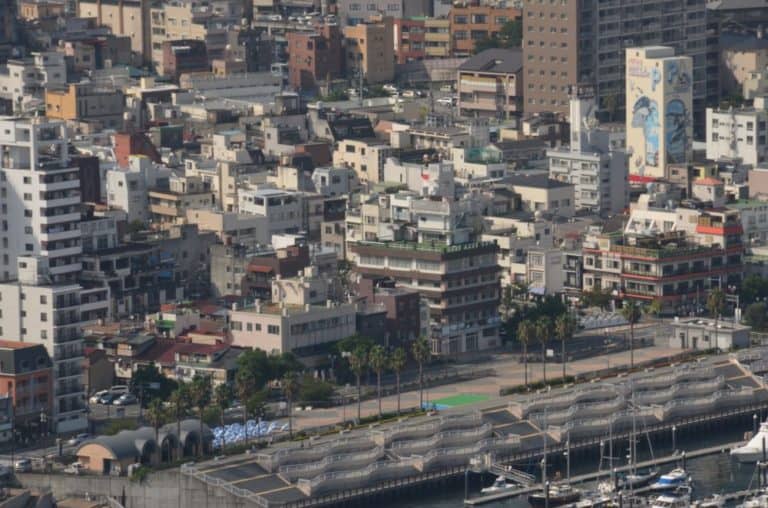 日本、熱海－町を見下ろす 2014年8月 (伊豆)