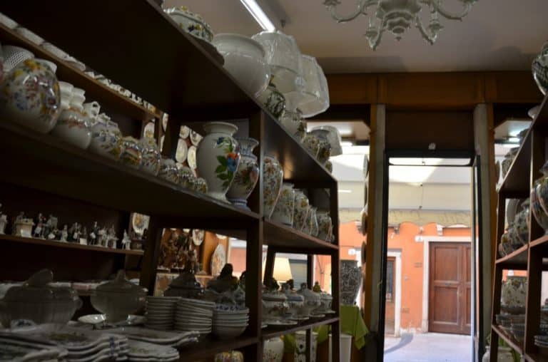 Bassano del Grappa – inside the pottery shop, Jun.2016 (Veneto)