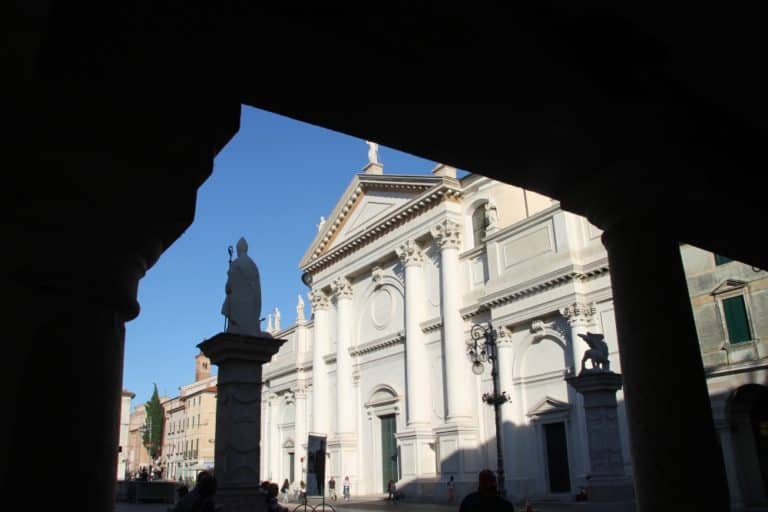 Bassano del Grappa – statue and church, Jun.2016 (Veneto)