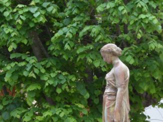 Spagna, Bermeo – statua di una donna, mag. 2014