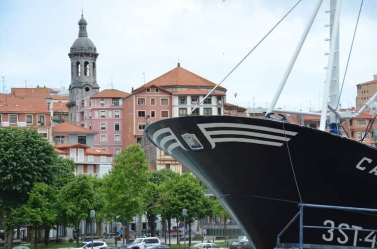 Spain, Bermeo – ship and town, May 2014 (Bermeo)