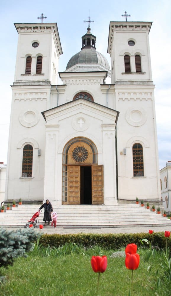 Romania, Bistrita – church and tulips, Apr. 2014 (Valcea)