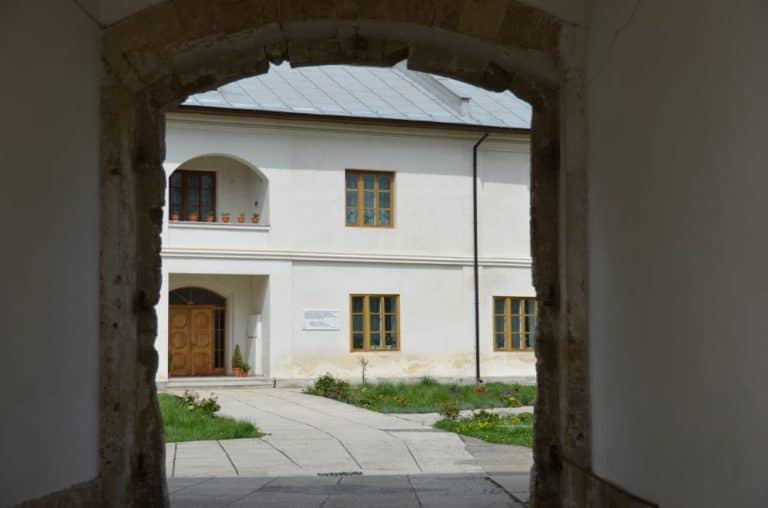Romania, Bistrita – arch, Apr. 2014 (Valcea)