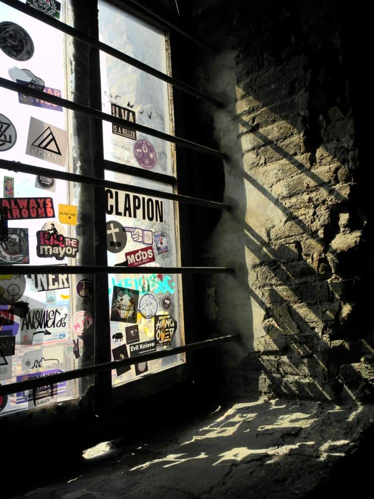 town – window and shadow, June 2015 (Emilia-Romaña)