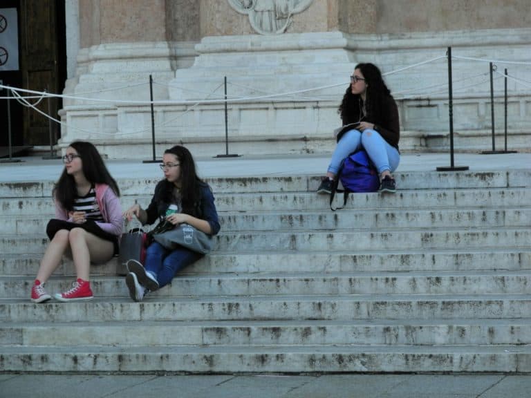 town – three girls, June 2015 (Emilia-Romaña)