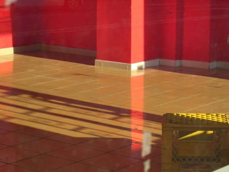 town – empty shop, June 2015 (Emilia-Romaña)