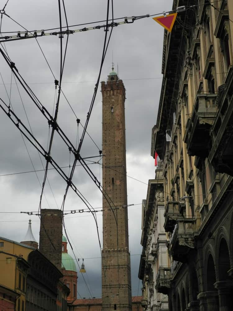 town – tower and wires, June 2015 (Emilia-Romaña)