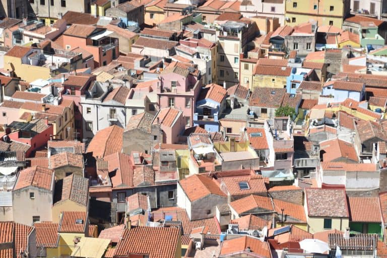 Bosa-Cerdeña-casco-antiguo-colores-casas-Italia