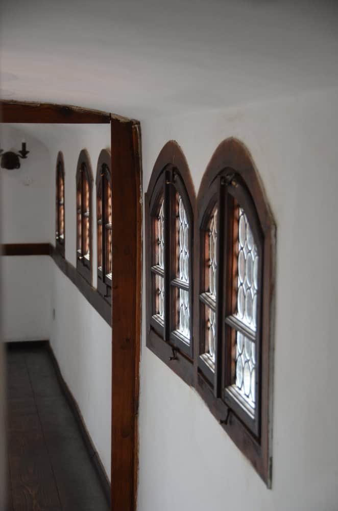 Romania, Bran – finestre in corridoio, apr. 2014 (Bran)