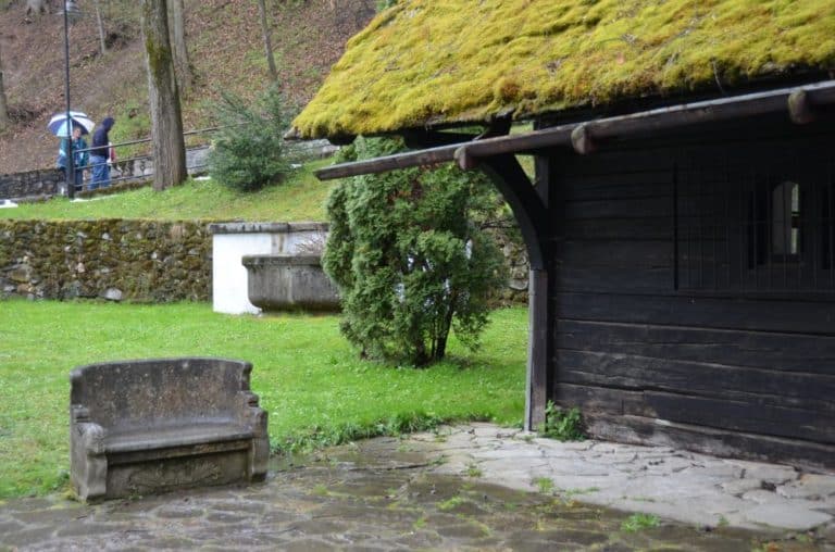 Romania, Bran – piccola panchina, apr. 2014 (Bran)