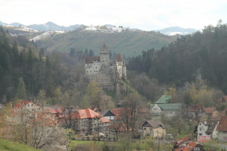 Romania, Bran – vista con castello, apr. 2014 (Bran)
