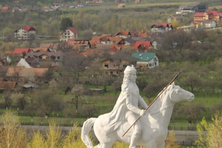 Romania, Bran – statua, apr. 2014 (Bran)