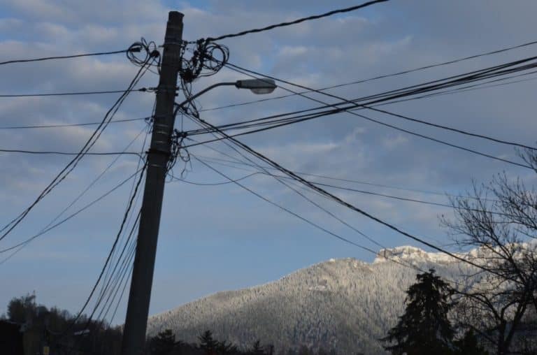 Romania, Bran – fili elettrici, apr. 2014 (Bran)