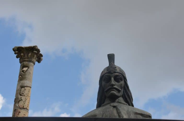 Romania, Bucarest – statua e rovine, apr. 2014 (Bucarest)