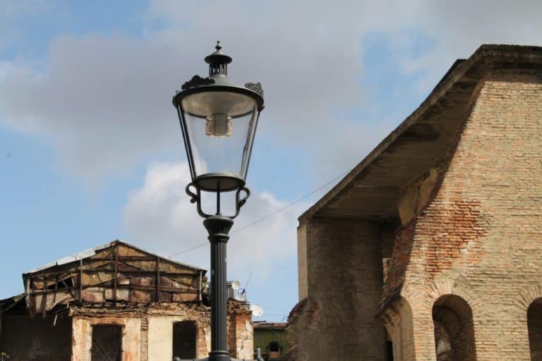 Romania, Bucharest – lamp and ruin, Apr. 2014 (Bucharest)