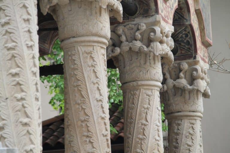 Romania, Bucharest – detail of columns, Apr. 2014 (Bucharest)