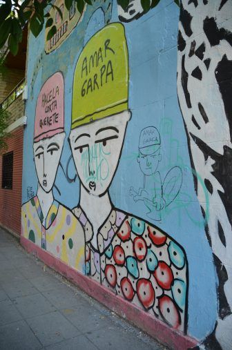 Buenos Aires, Palermo, Graffiti Tour – reflection of tourists, Mar. 2018