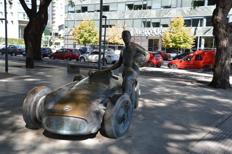 fangio-statua-mercedes-buenos-aires