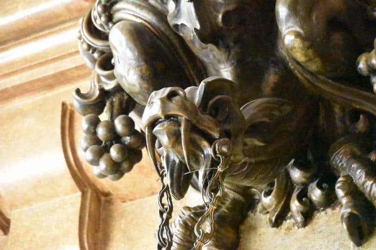 Buenos Aires, Palacio Barolo – statue on the wall, Mar.2018 (Buenos Aires)