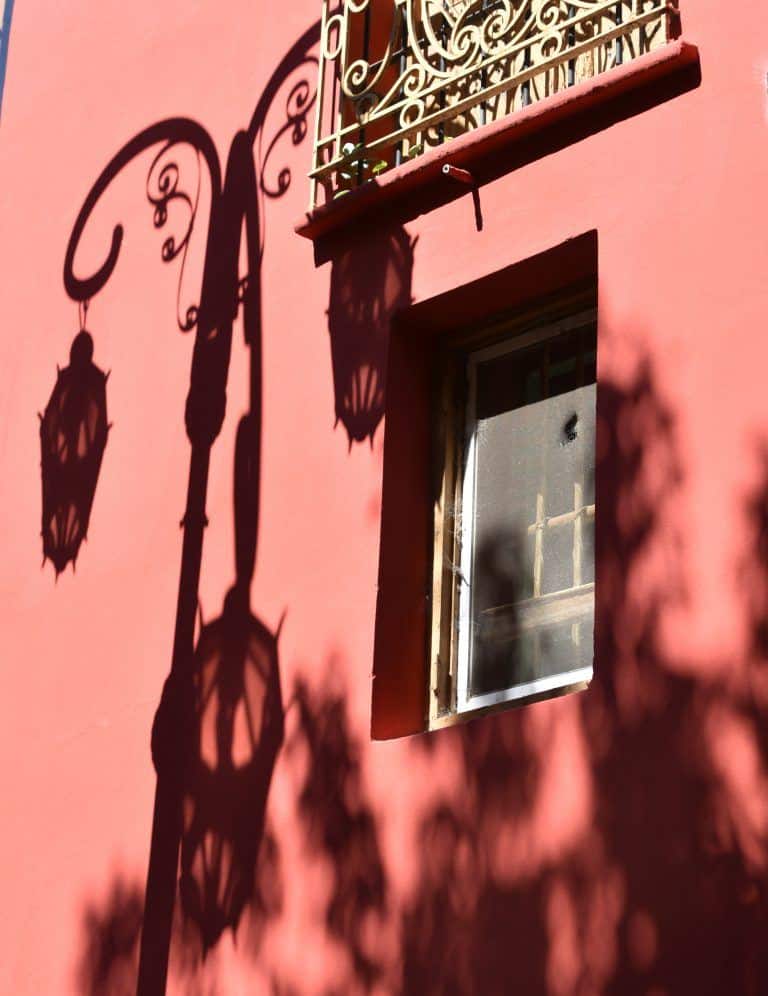 Buenos Aires, La Boca – pink house with shadows, Mar.2018 (Buenos Aires)