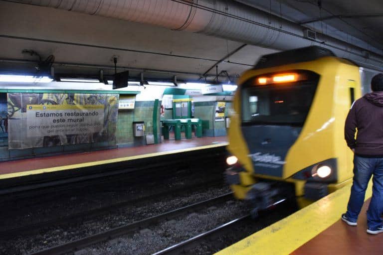 Buenos Aires, Subte – train is arriving, Mar.2018 (Buenos Aires)