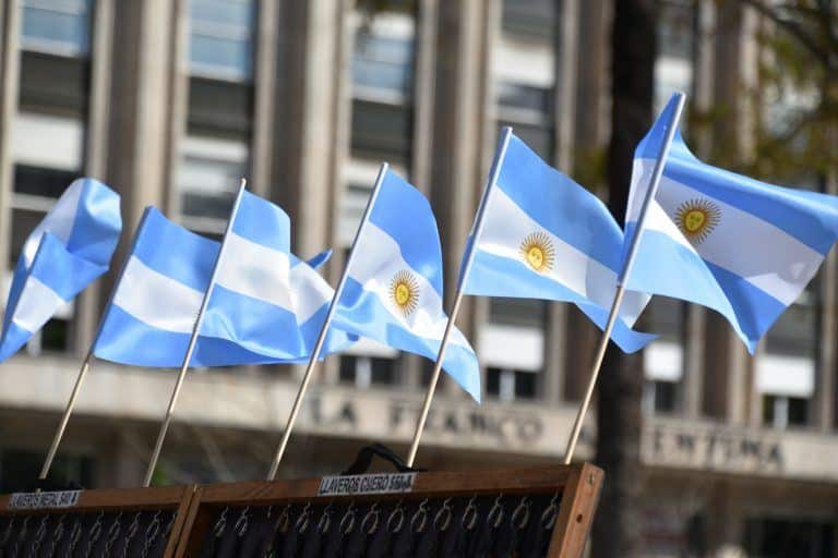 Buenos Aires, Plaza de Mayo – flags, Mar.2018 (Buenos Aires)