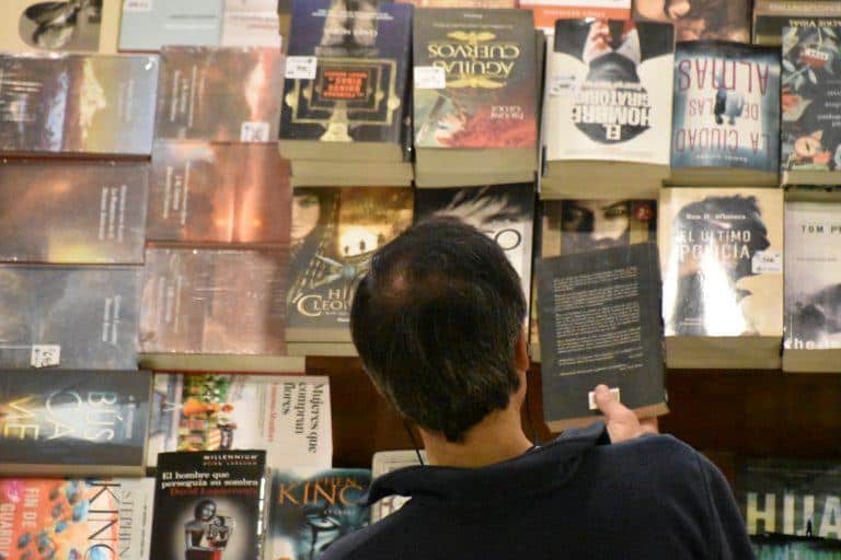 Buenos Aires, El Ateneo – choosing, Mar.2018 (Buenos Aires)