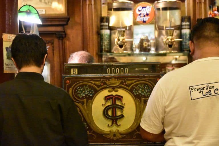 buenos-aires-cafe-tortone-interno-argentina