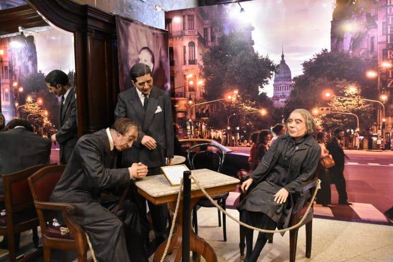 argentina-buenos-aires-cafe-tortone-persone-famose