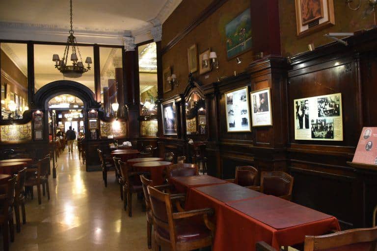 buenos-aires-argentina-cafe-tortone-altro-interno