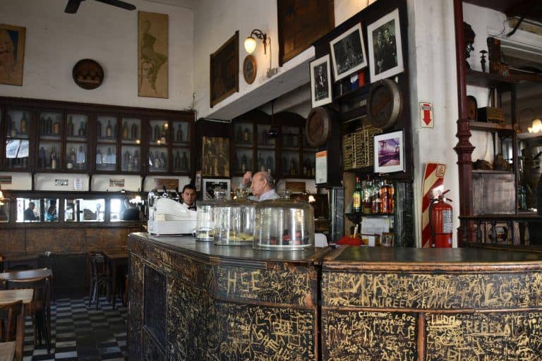 famoso-cafe-buenos-aires-argentina-bancone