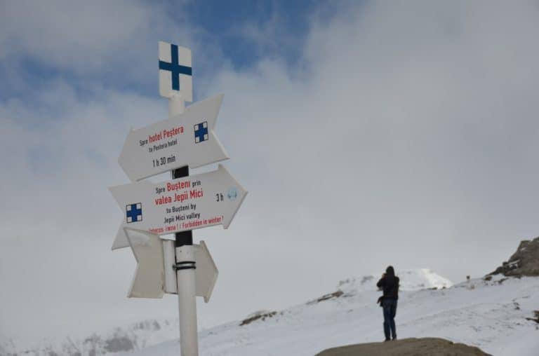 Scalare una montagna innevata in Romania