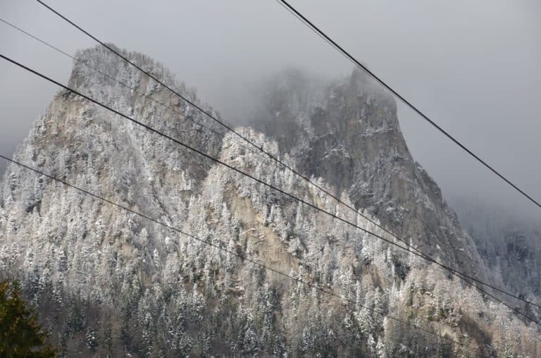 Romania, Busteni – mountains and wires, Apr. 2014 (Sinaia)