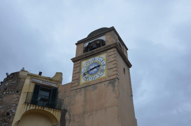 カプリの町と時計台