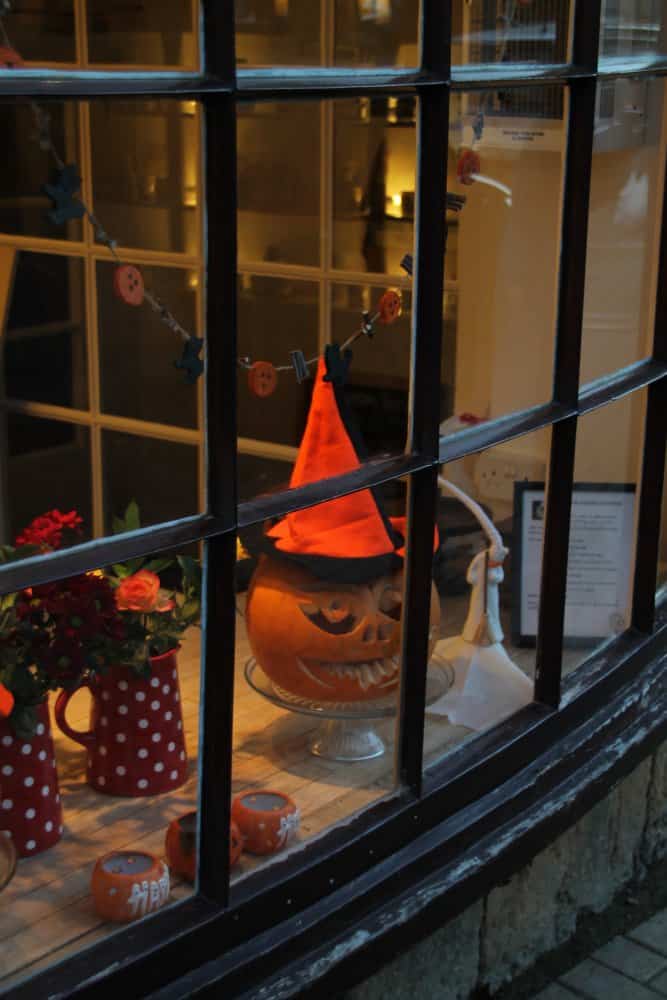 England, Chipping Campden – shop window, Oct.2013 (Cotswolds)