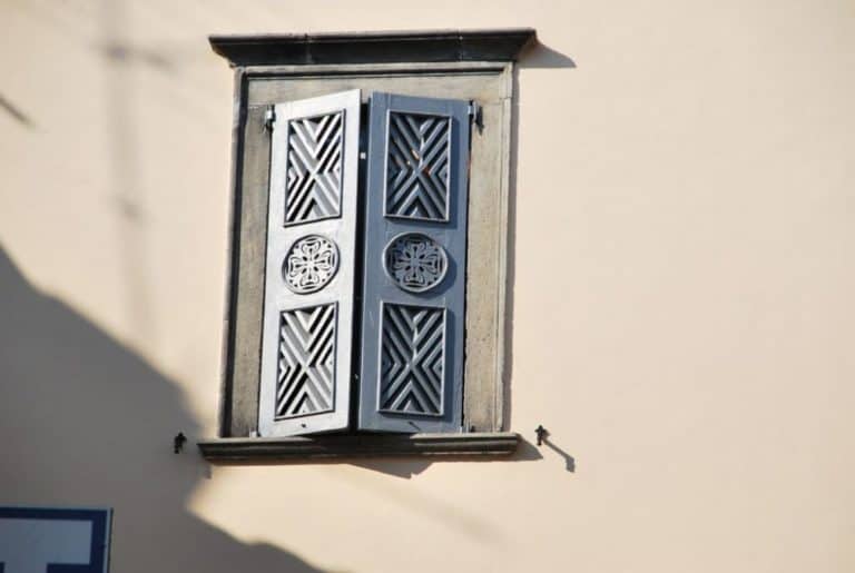 Italia, Clusone – finestra, agosto 2013 (Lombardia)