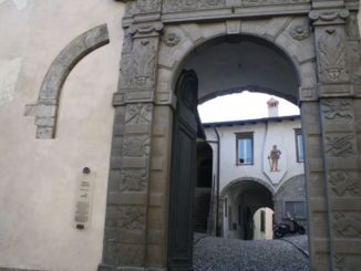 Italy, Castelleone – statue, Aug.2013