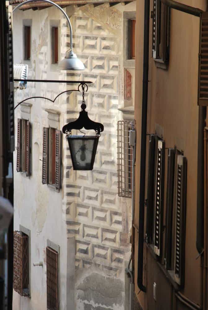 Italia, Clusone – lampione in strada, agosto 2013 (Lombardia)