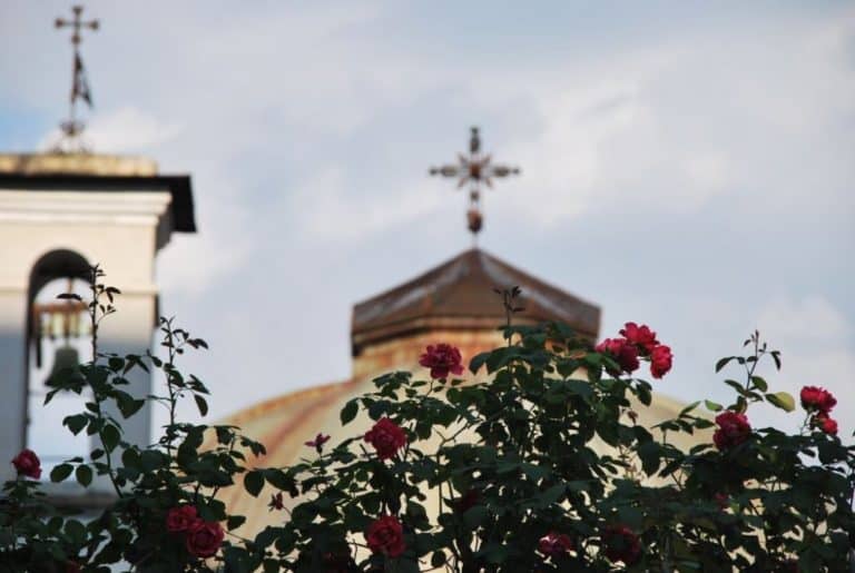 Italia, Clusone – fiori e chiesa, agosto 2013 (Lombardia)