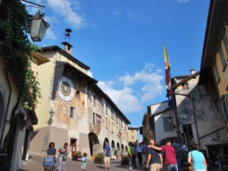 Italy, Castelleone – statue, Aug.2013