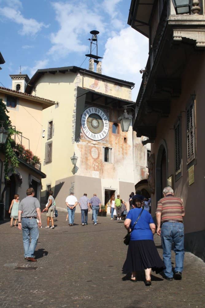 Italia, Clusone – camminare in una direzione, agosto 2013 (Lombardia)