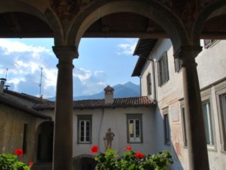 Italy, Castelleone – statue, Aug.2013