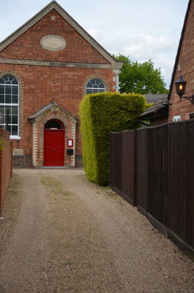 Colnbrook – verso la porta rossa, Maggio 2015