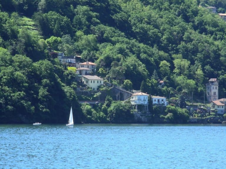 Italia, Como – balcone e ombra, gennaio 2013 (Lombardia)