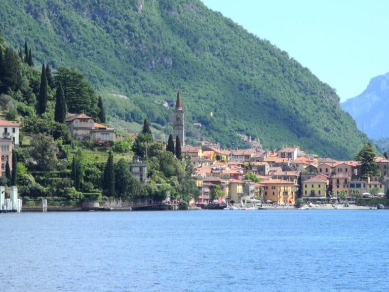 Italia, Lago di Como – città con torre, mag. 2014 (Lombardia)