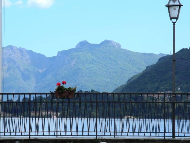 Italia, Lago di Como – ringhiera e lampione, mag. 2014 (Lombardia)