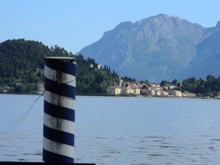 イタリア、コモ湖－向こう岸の町 2014年5月 (ロンバルディア)