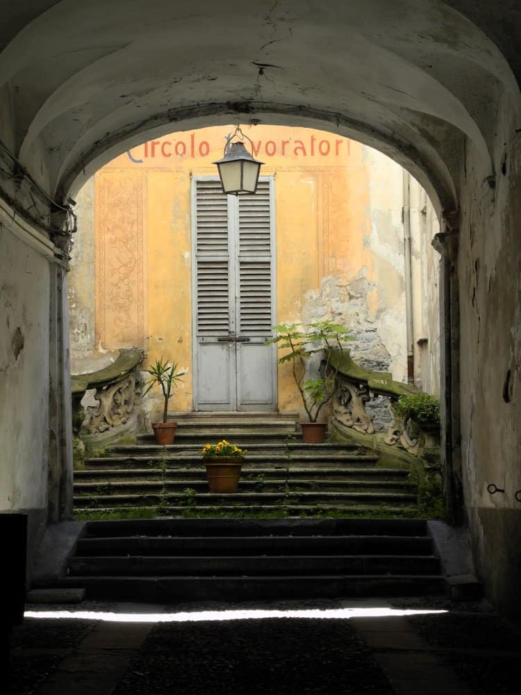 Italia, Como – luce sul balcone, gennaio 2013 (Lombardia)
