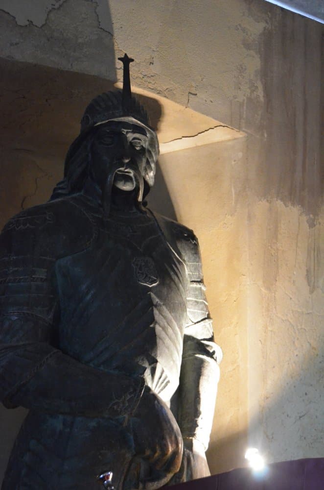 Romania, Hunedoara – statue, Apr.2014 (Hunedoara)