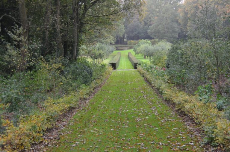 England, RococoGarden – all the way, Oct.2013 (Cotswolds)